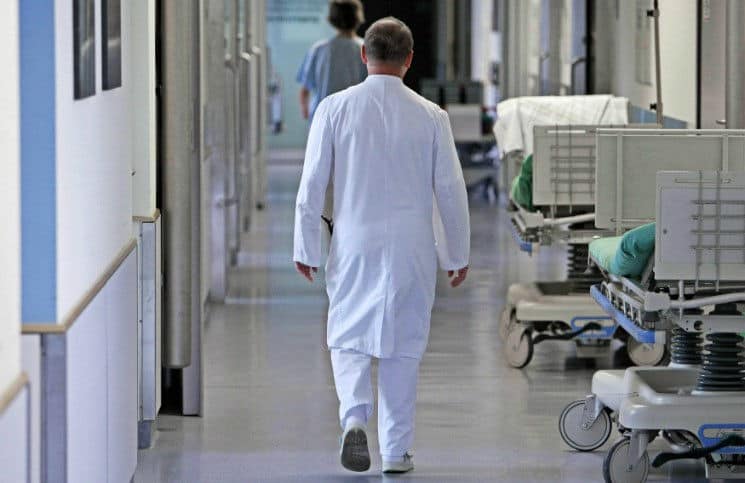 Врачей-инфекционистов увольняют за помощь пациентам с гепатитом С
