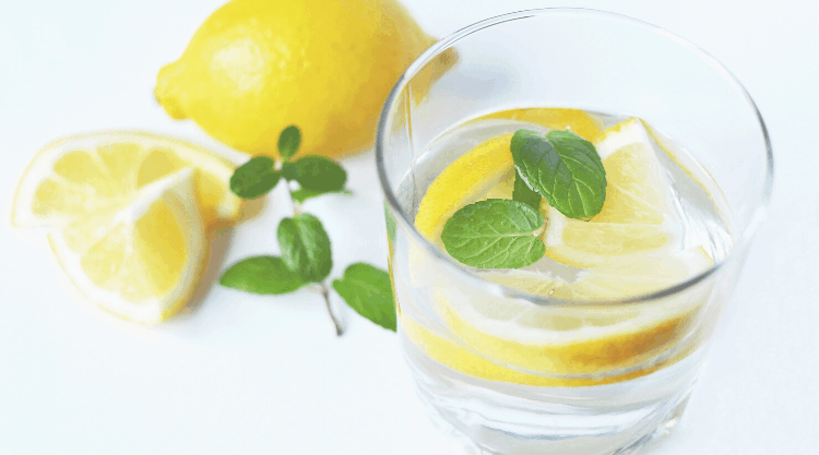 Диетолог опроверг миф о пользе воды с лимоном натощак