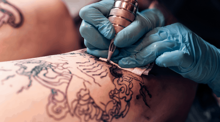 Геннадий Онищенко предупредил об опасности татуировок для здоровья