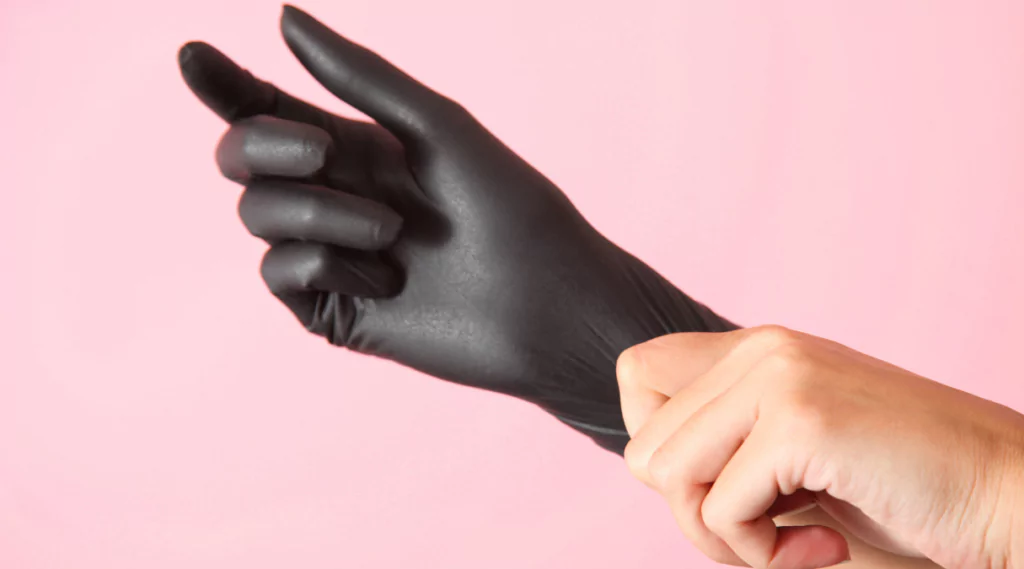 Резиновые перчатки в борьбе с COVID-2019